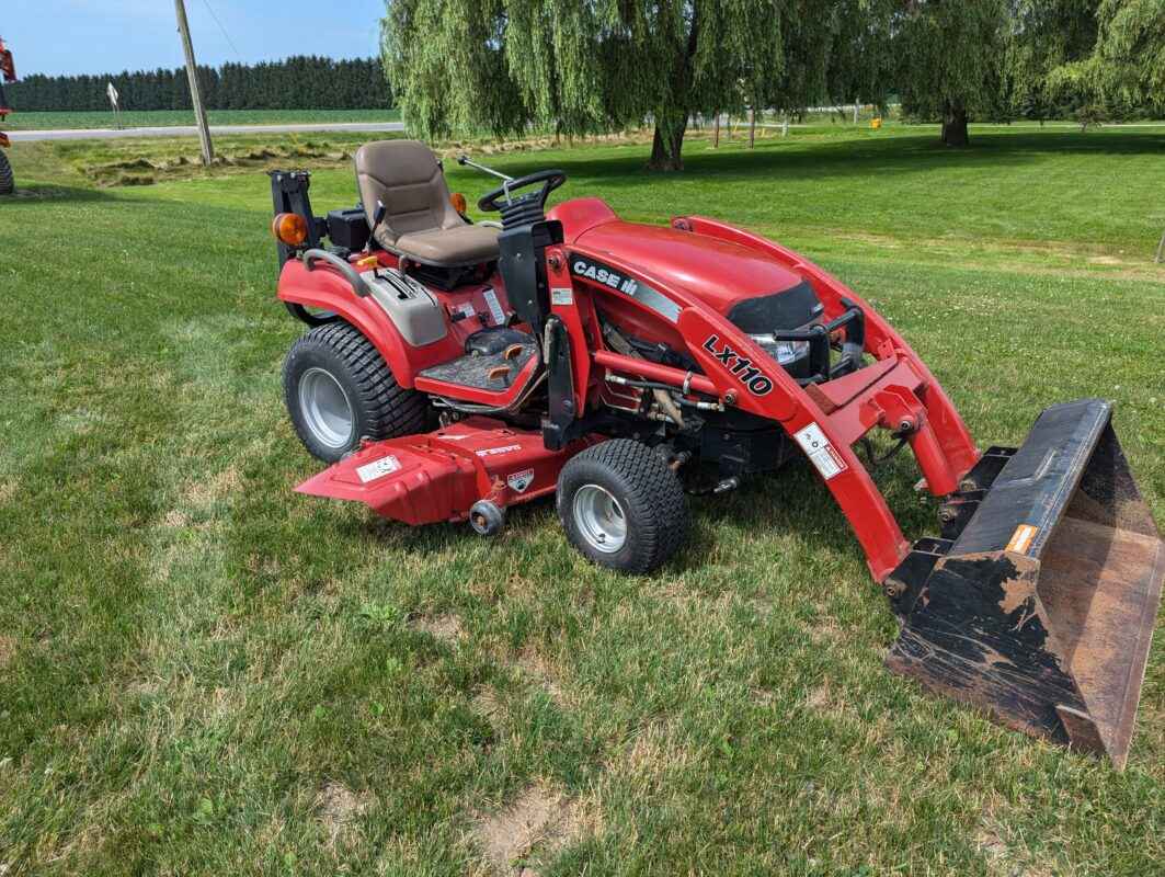 CaseIH DX 25 compact tractor, Loader and mower - Purchase is HST exempt