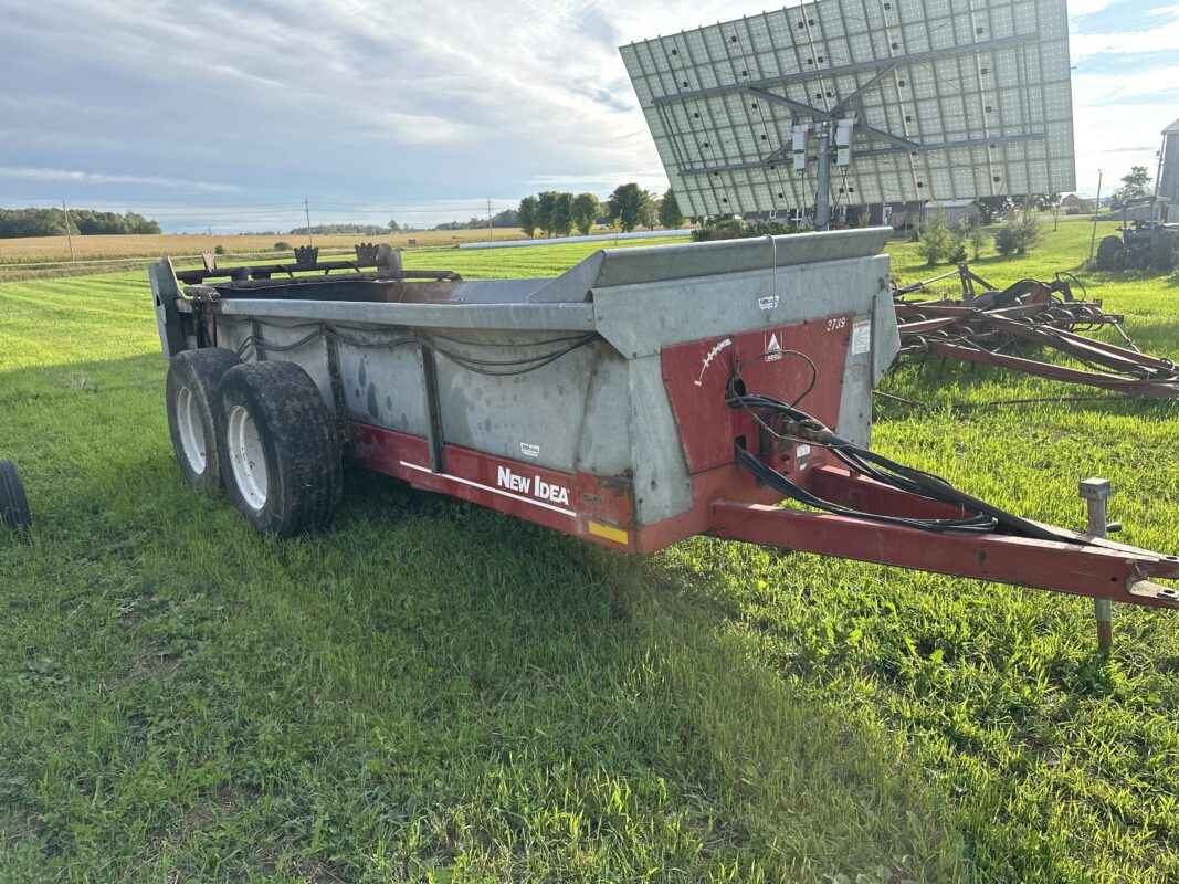 New idea 3739 tandem manure spreader with end gate