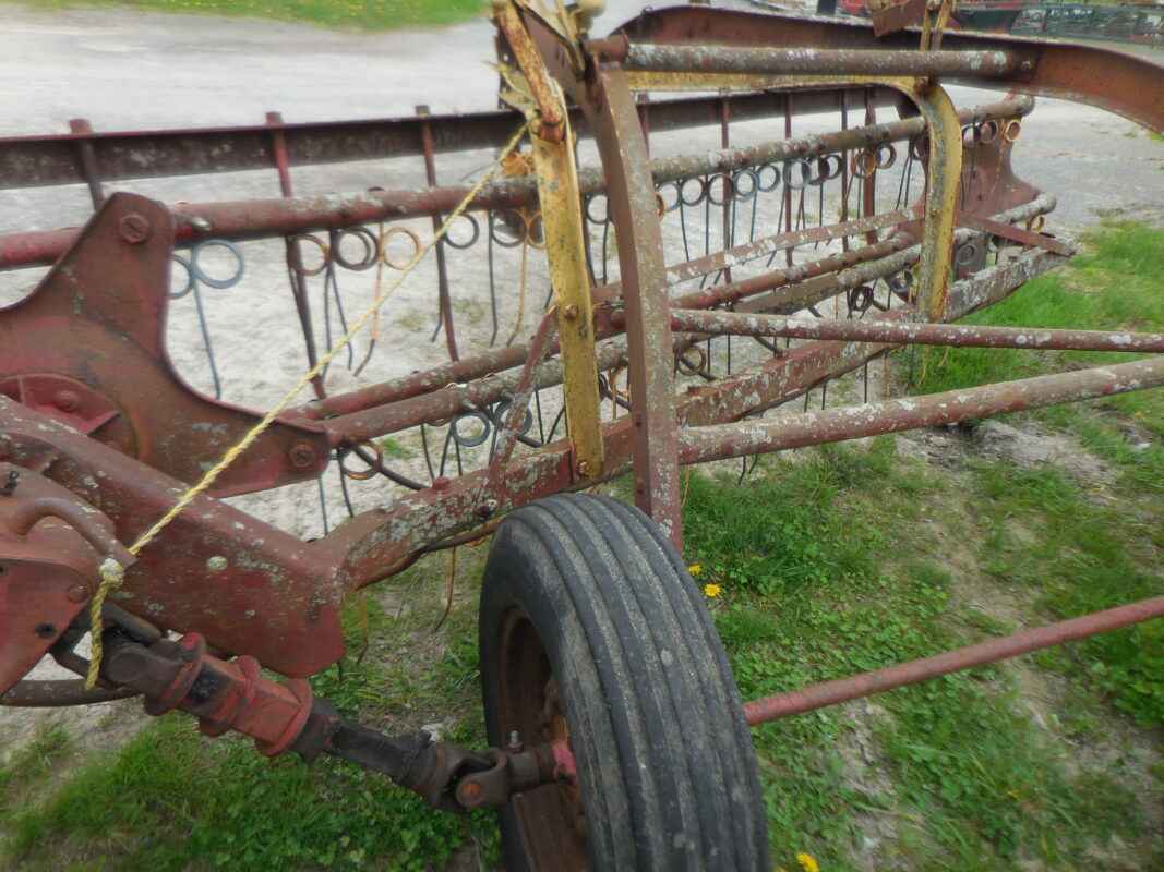 New Holland 5 bar side delivery rake