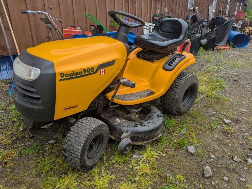 Poulan Pro Riding Lawn tractor