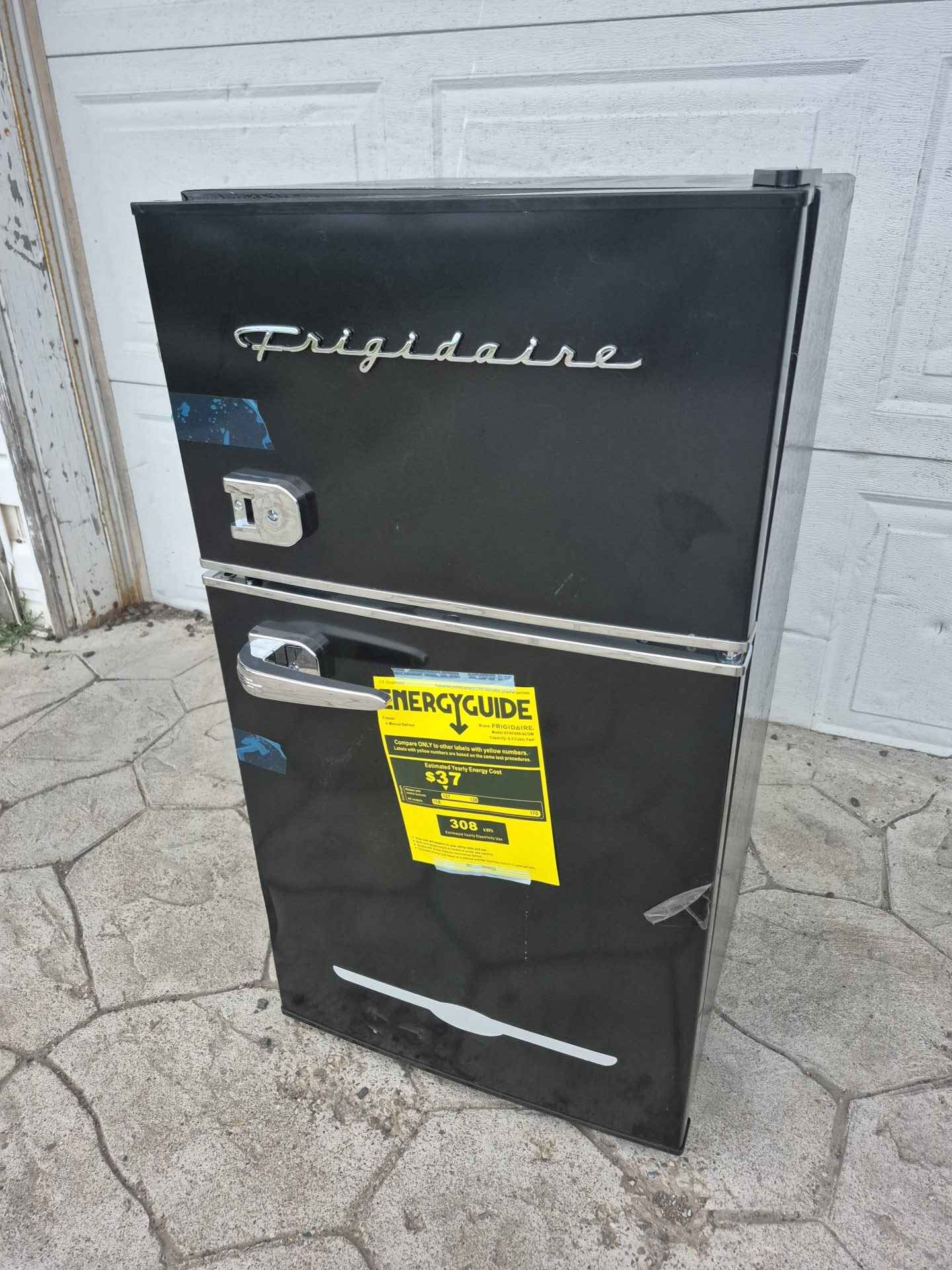 Frigidaire vintage design mini fridge/ freezer scratch and dent missing 1 handle appliance has never been used