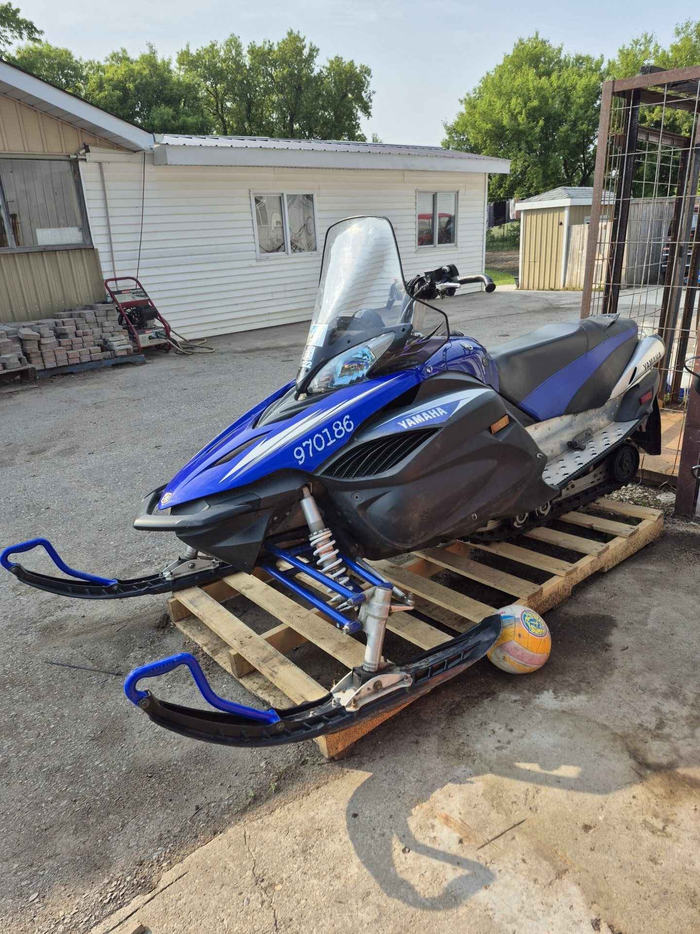 2007 Yamaha Apex....exhaust donuts were done recently only 15800 km...barely broke in
