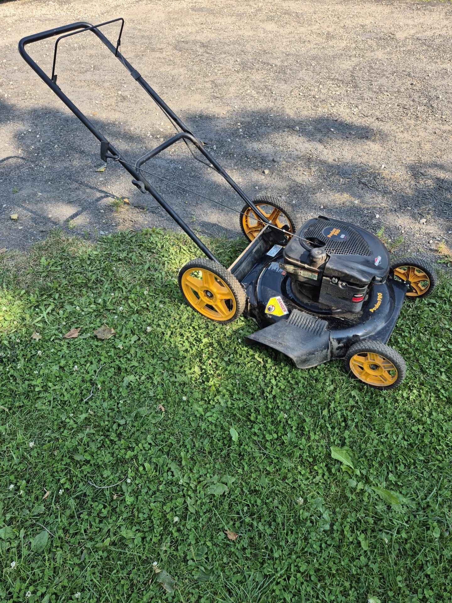 22 inch Poulan pro push lawn mower with Briggs engine excellent working condition