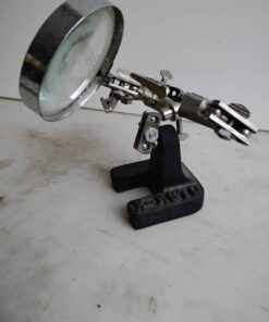 Magnifying glass with holding clips