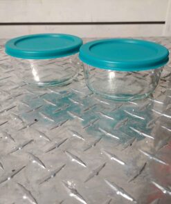 2 glass bowls with lids