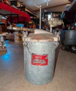 Pressure paint sprayer can