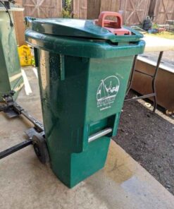 Waste/recycle bin on wheels