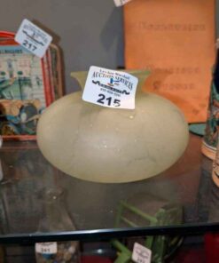 Pale veind vase