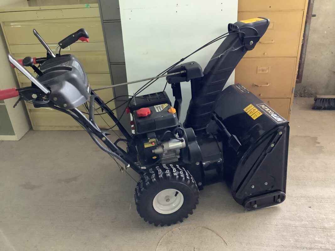MTD Gold 24" snow blower with power steering, 4 way chute control