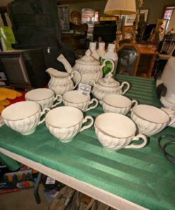 Tea pot, cream/sugar and tea cups