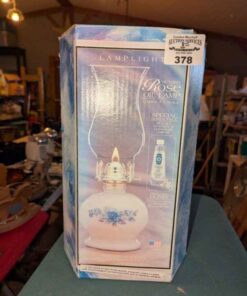 Victoria Rose Oil lamp in box