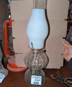 Pedestal oil lamp