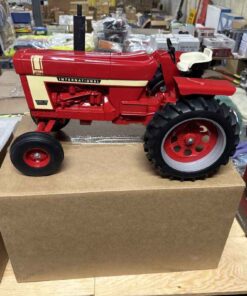 1/8 international Farmall hydro 100
