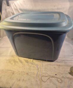 Plastic tote with lid