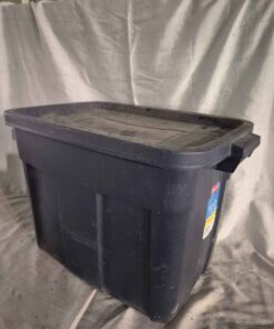 Storage tote with lid