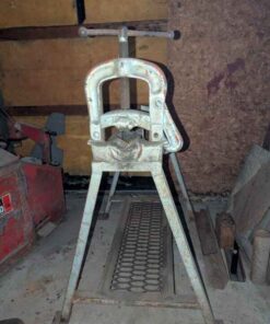 Free standing pipe vise
