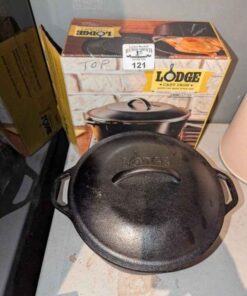 Lodge Cast Iron 5 Quart Dutch oven