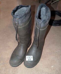 Insulated rubber boots size 9