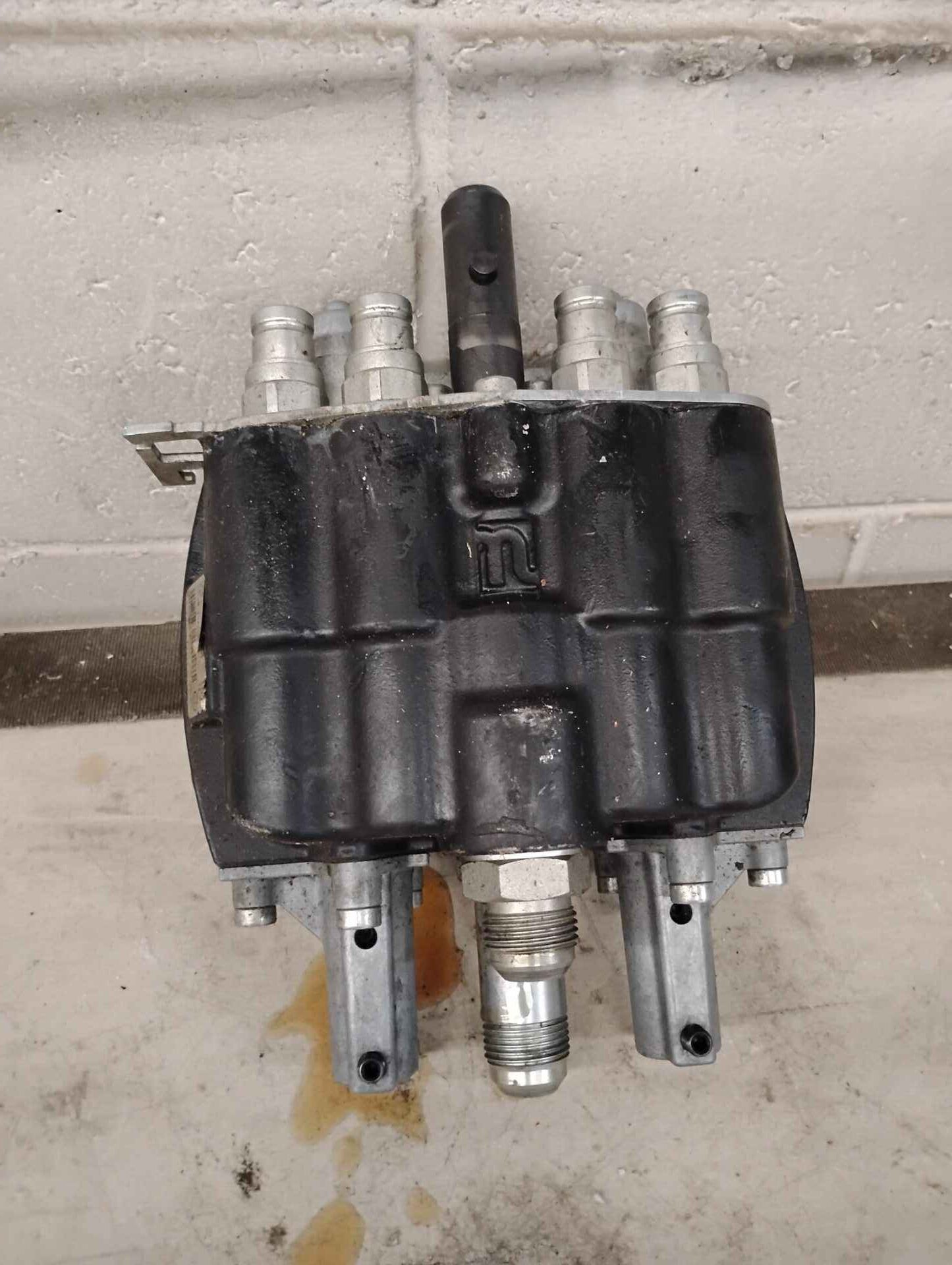 Load sensing valve with quick connect