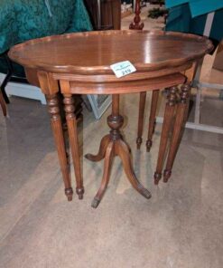 Nesting table set