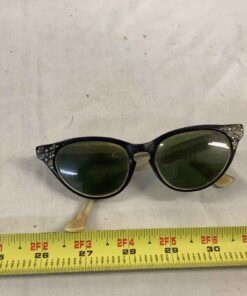 Women’s Retro Cat Eye Sunglasses (as shown)