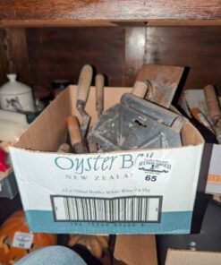 Assorted trowels and scraper