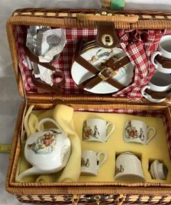 Picnic Basket: Child's Tea Set, "The World ofBeatrix Potter" by Reuter Porzollan