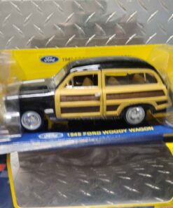 1:24 scale 1949 woody wagon opening doors