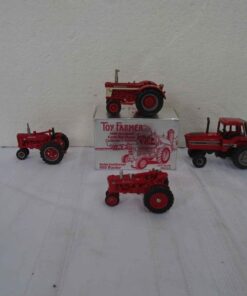 International 560 National Farm Toy Show, 5088, Super H and Farmall M 1/64 scale