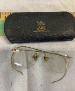 Granny Glasses in case