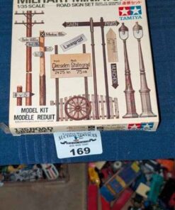 Military Miniatures: Road sign set 1/35 scale