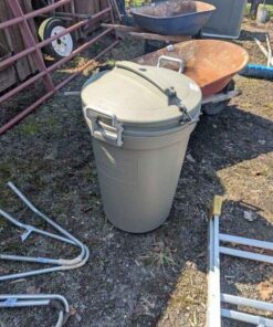 Rubber maid Animal Stopper waste bin with lid