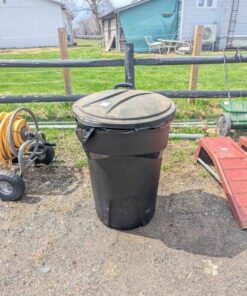 Rubbermaid Waste bin and lid