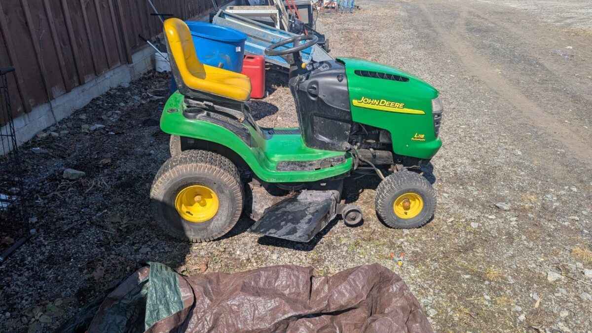 John Deere L118 Riding lawn Tractor