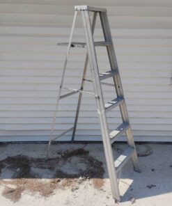 6 foot aluminum ladder...in excellent condition