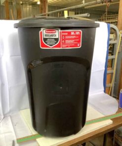 Rubbermaid RoughNeck 32gal container with lid on wheels