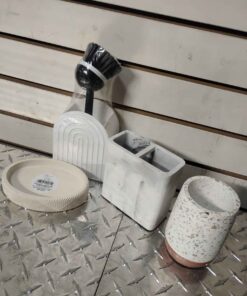 4 pieces of bathroom accessories