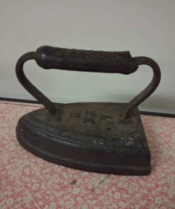 Cast iron iron with handle