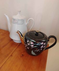 Qty 2 tea pots