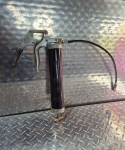Pistol grip grease gun with flex hose